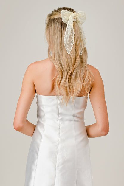 Exquisite Lace Flower Pattern Bow with Pearl Tie